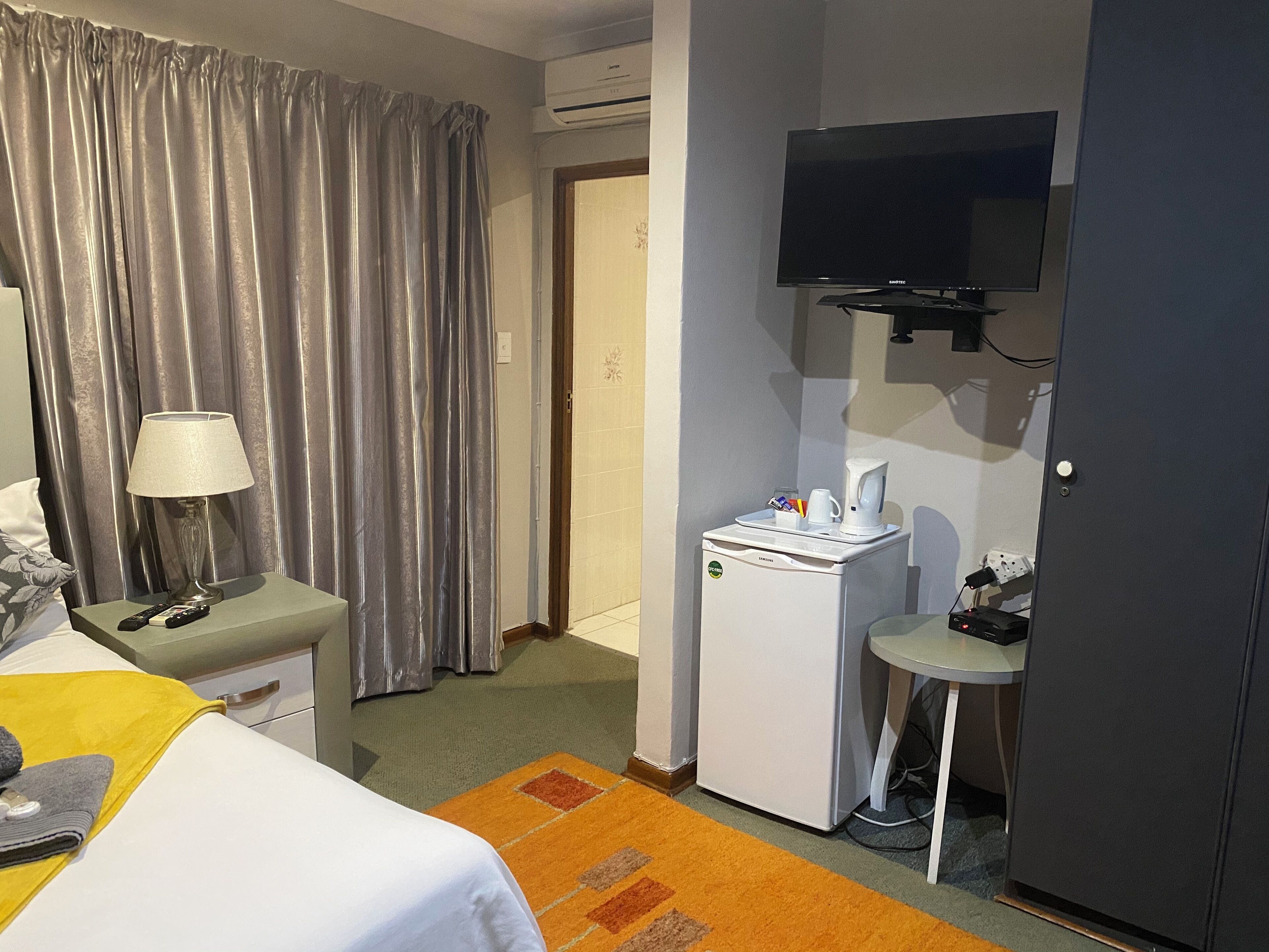 Eenvoudige eenpersoonskamer, 1 twijfelaar | 10 slaapkamers, luxe beddengoed, bedden met traagschuimmatrassen