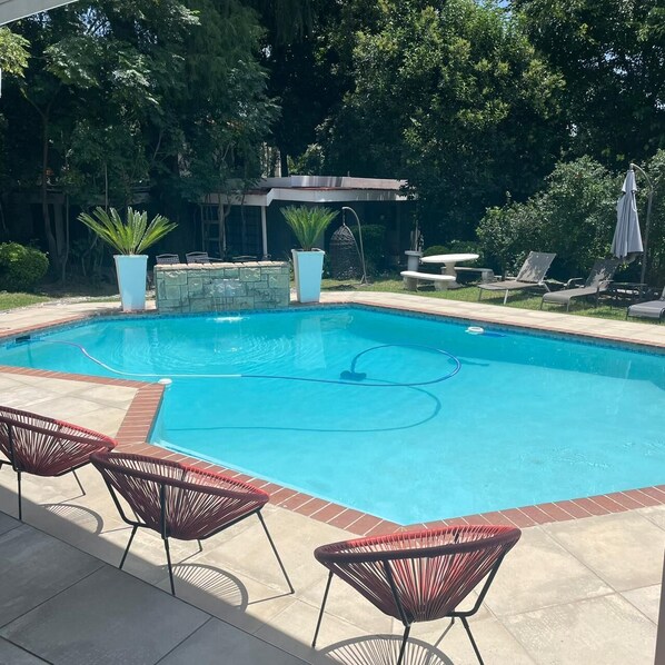 Piscine extérieure, chaises longues