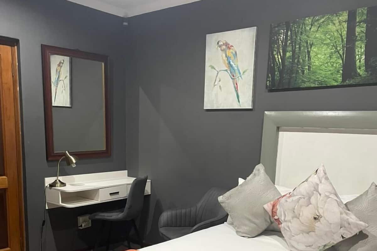 Basic enkelrum - 1 semidubbelsäng | 10 sovrum, sängtillbehör av högsta kvalitet och memory foam-madrasser