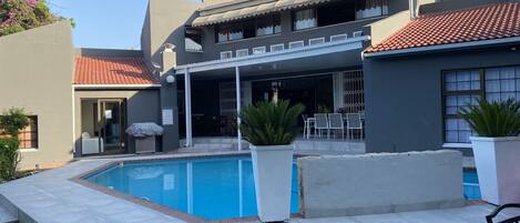 Piscina externa, funciona das 10h às 18h, espreguiçadeiras