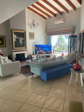 42-inch LCD TV with digital channels, TV, Netflix - Marion Lodge (Sandton)