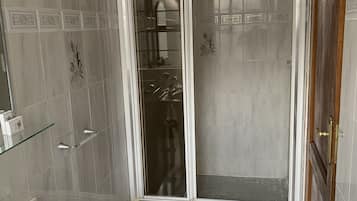 Habitación ejecutiva con 1 cama matrimonial o 2 individuales | Baño | Regadera, regadera tipo lluvia, amenidades de baño gratuitas