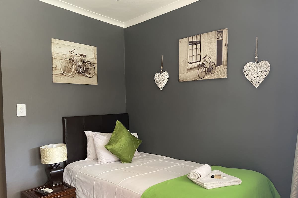 Quarto solteiro básico, 1 cama de solteiro grande | 10 quartos, roupas de cama premium, frigobar, individualmente decorados