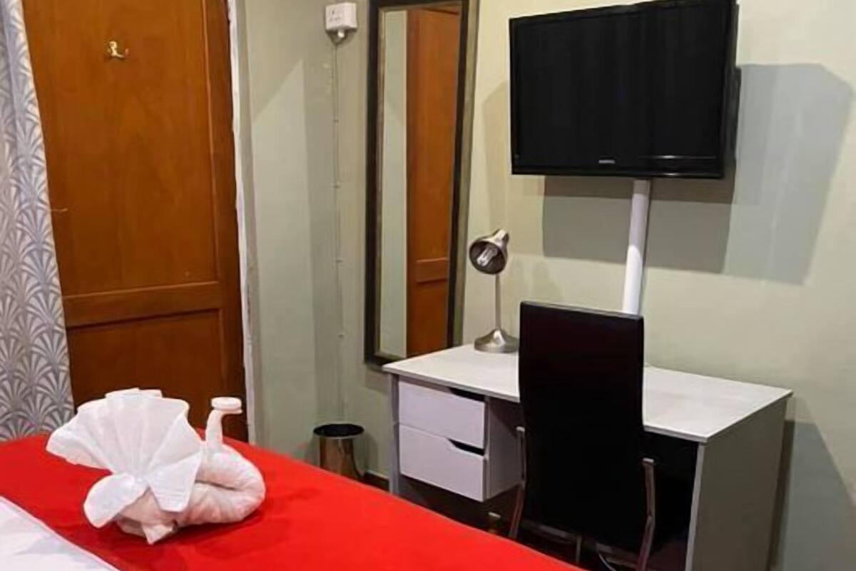 Quarto casal econômico | 10 quartos, roupas de cama premium, frigobar, individualmente decorados