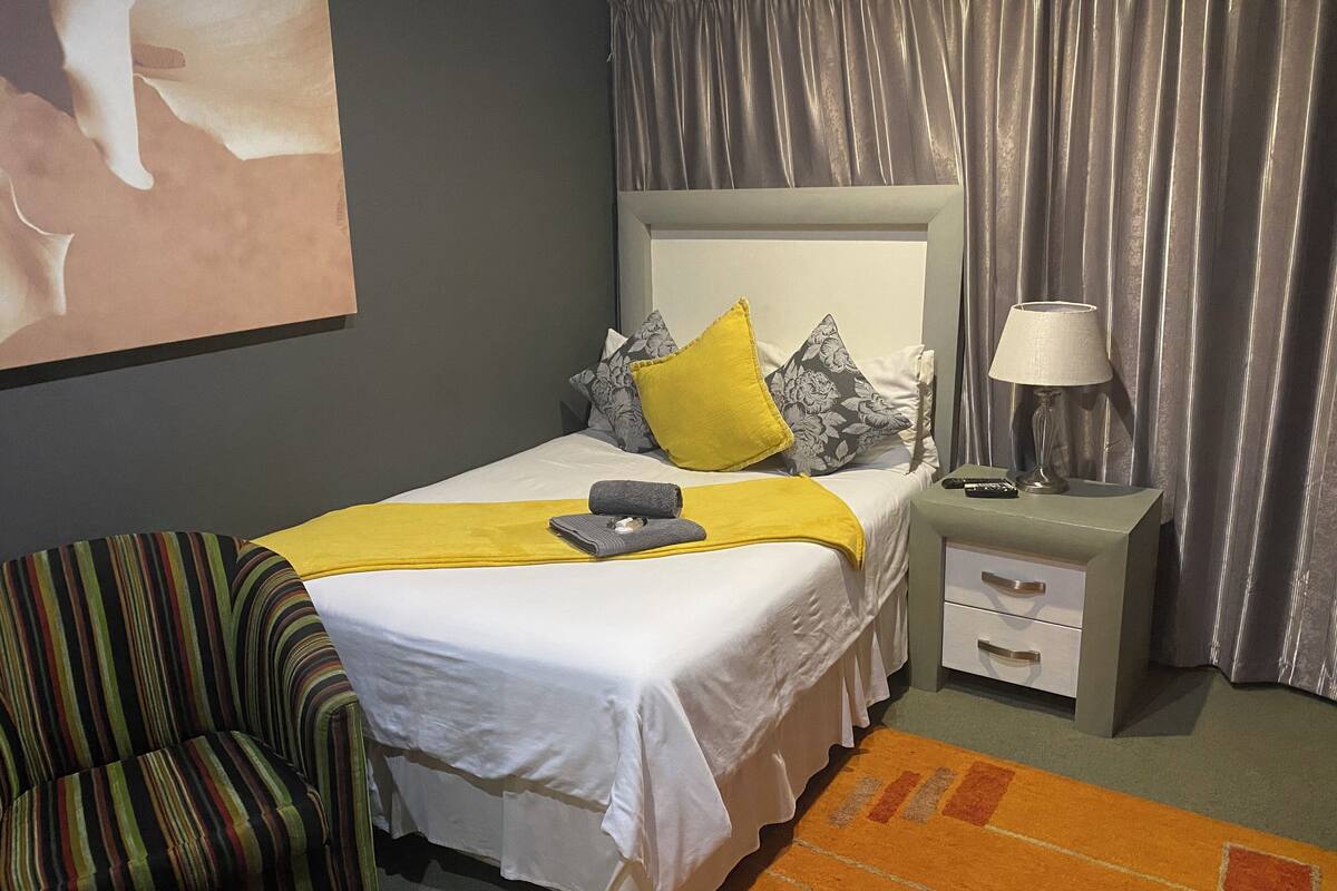 Quarto solteiro básico, 1 cama de solteiro grande | 10 quartos, roupas de cama premium, frigobar, individualmente decorados