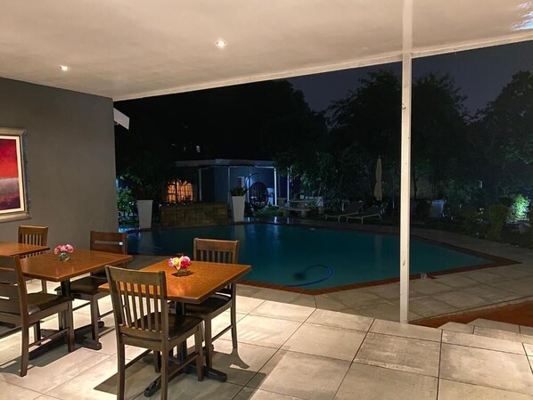 供应早餐、午餐和晚餐