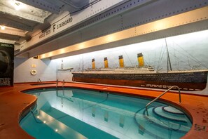Una piscina cubierta