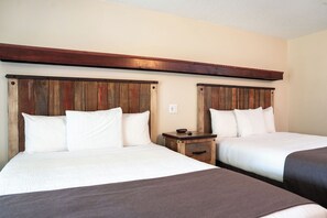 Habitación estándar, 2 camas de matrimonio | Ropa de cama