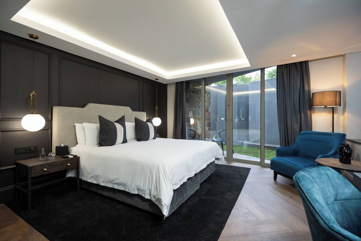 Luxe kamer (Grand Luxe Room) | Een kluis op de kamer, een bureau, een laptopwerkplek