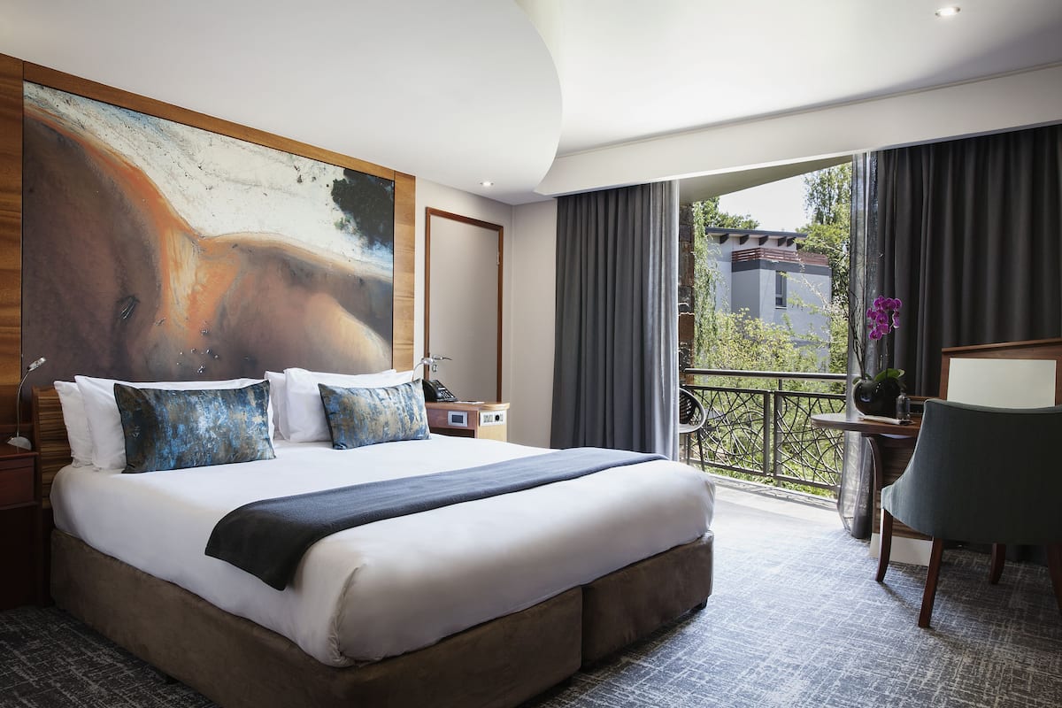 Luxe kamer (Grand Luxe Room) | Een kluis op de kamer, een bureau, een laptopwerkplek