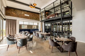 Serveert ontbijt, lunch, diner, uitzicht op de tuin 