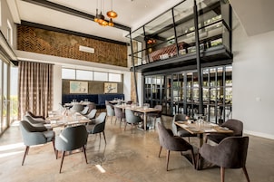 Déjeuner, dîner et souper servis sur place, vue sur le jardin 