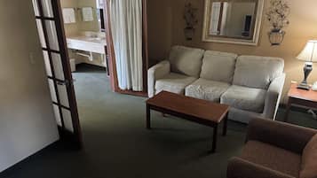 1 King Bed, Mobility Accessible Suite, Roll-In Shower, Non-Smoking | Oppholdsområde | En 32-tommers LCD-TV med kabel-kanaler samt TV og DVD-spiller