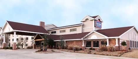 A large hotel with multiple wings and a central building.