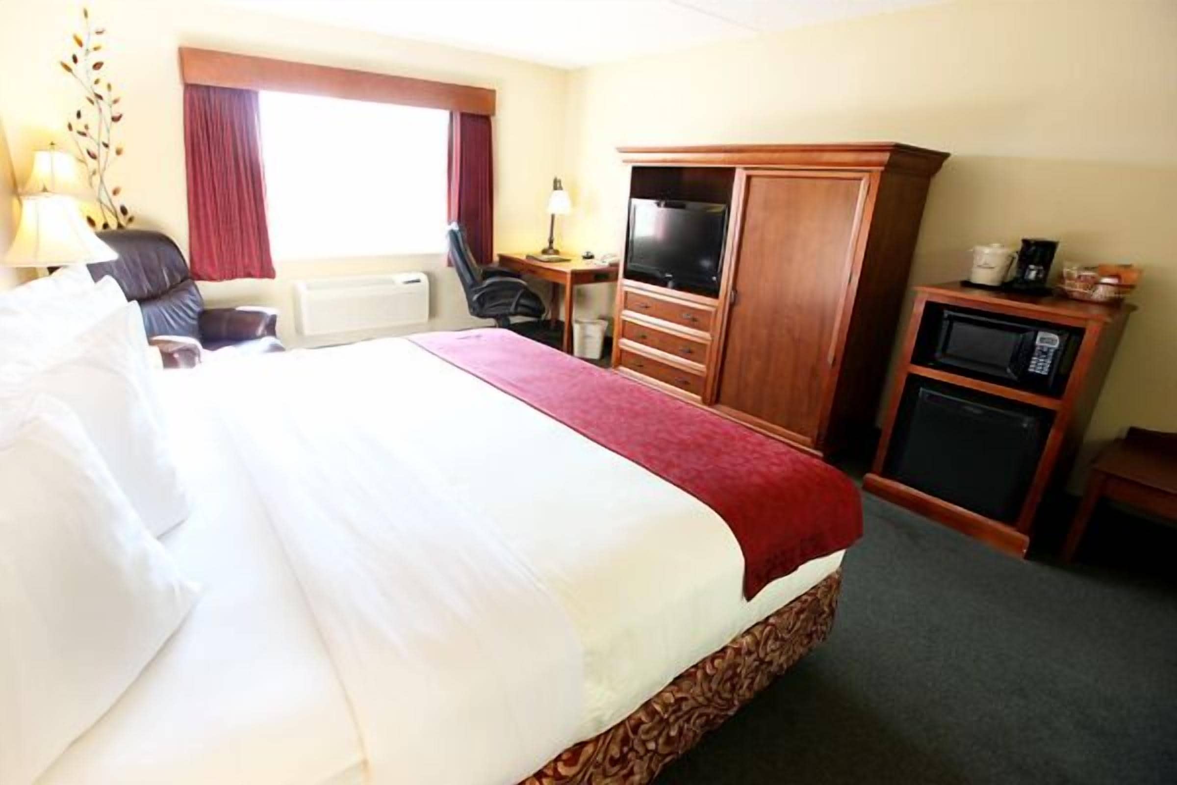 room, 1 king bed, non smoking | premium bedding, pillow-top beds, individually decorated