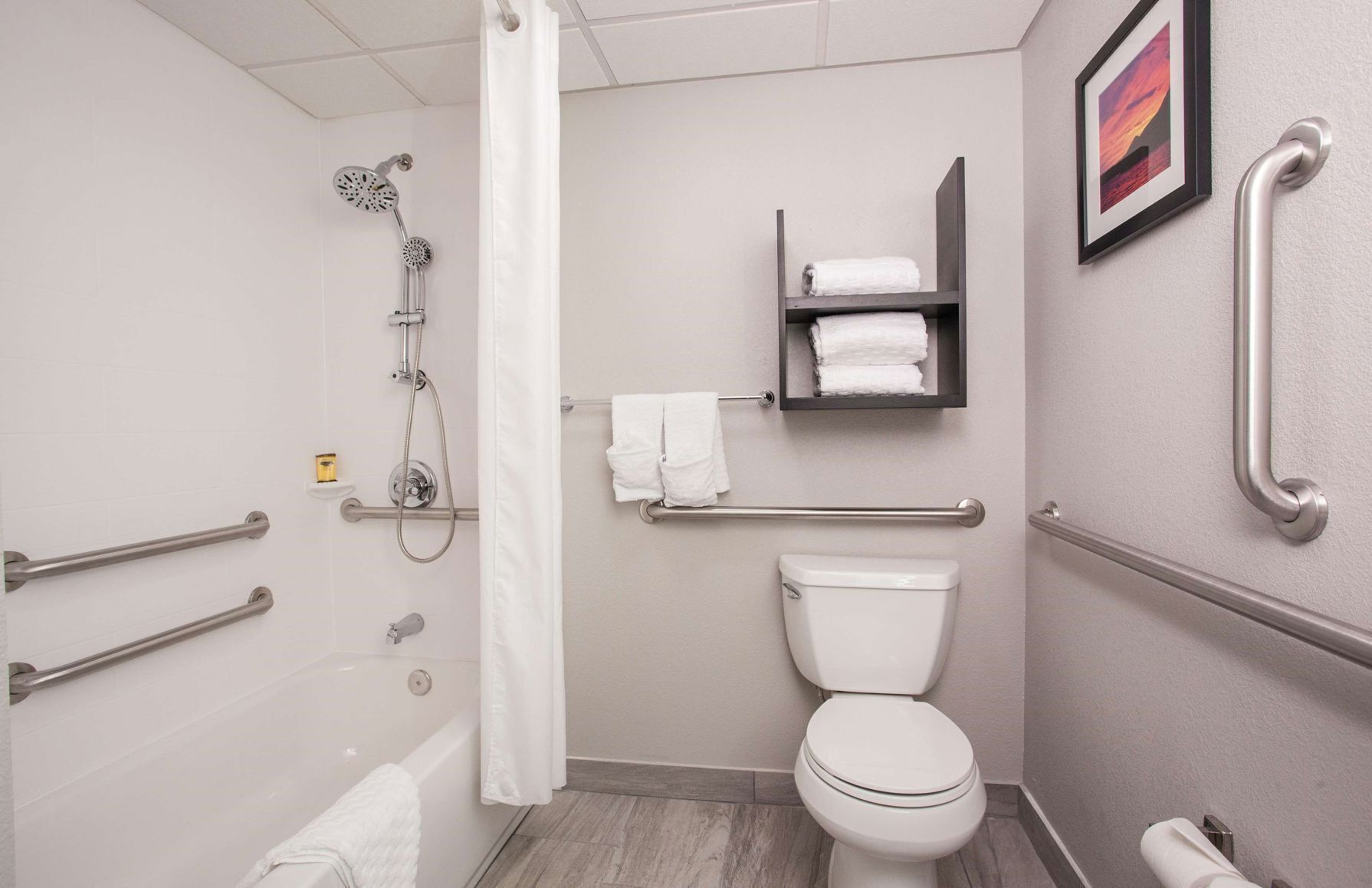 Badezimmer | Duschwanne, kostenlose Toilettenartikel, Haartrockner, Handtücher