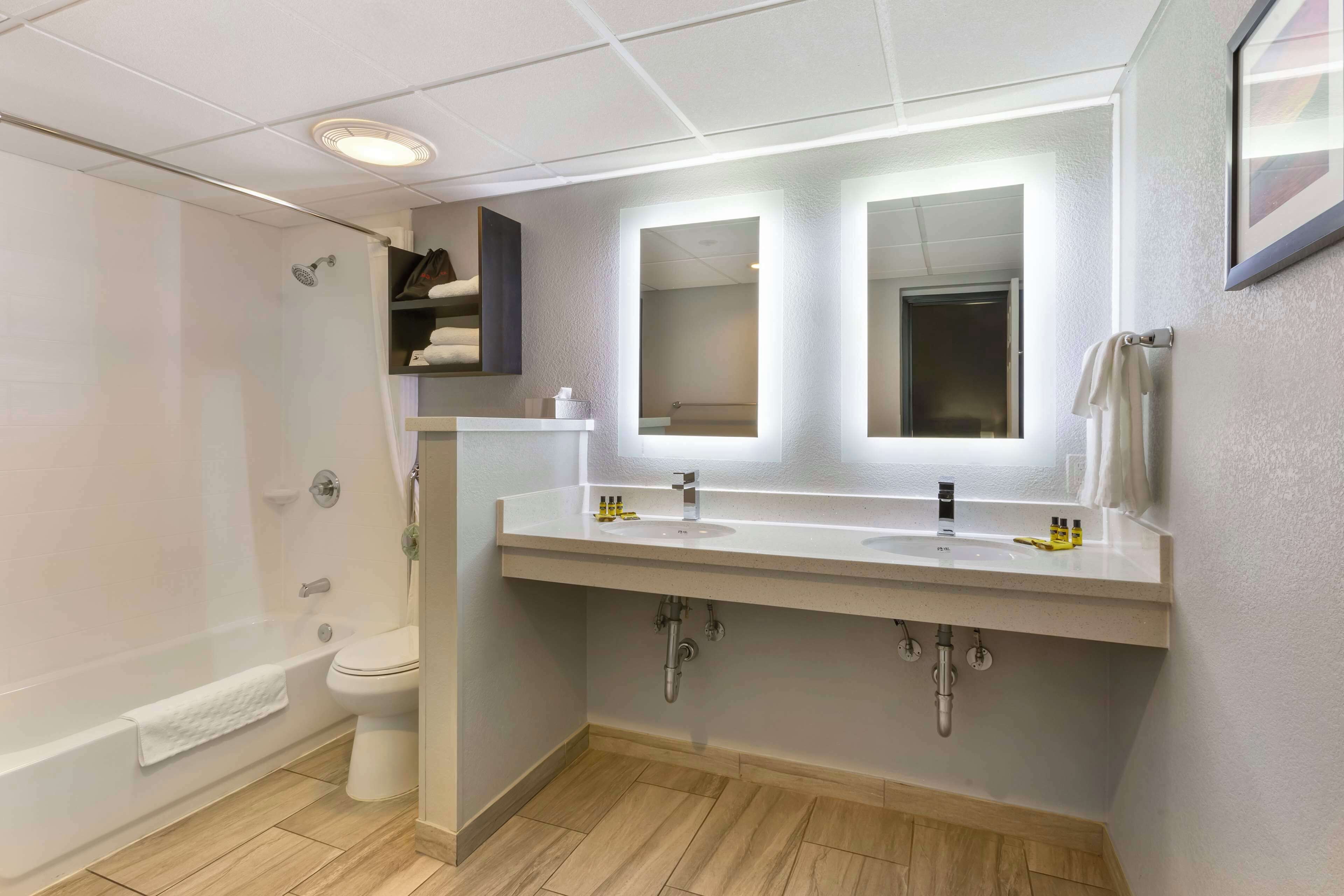 standard room, 1 king bed with sofa bed, non smoking, kitchenette (with sofabed) | bathroom | combined shower/bathtub, free toiletries, hair dryer, towels