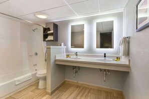 Standaard kamer, 1 kingsize bed met slaapbank, niet-roken, kitchenette (with Sofabed) | Badkamer | Een bad/douchecombinatie, gratis toiletartikelen, een haardroger