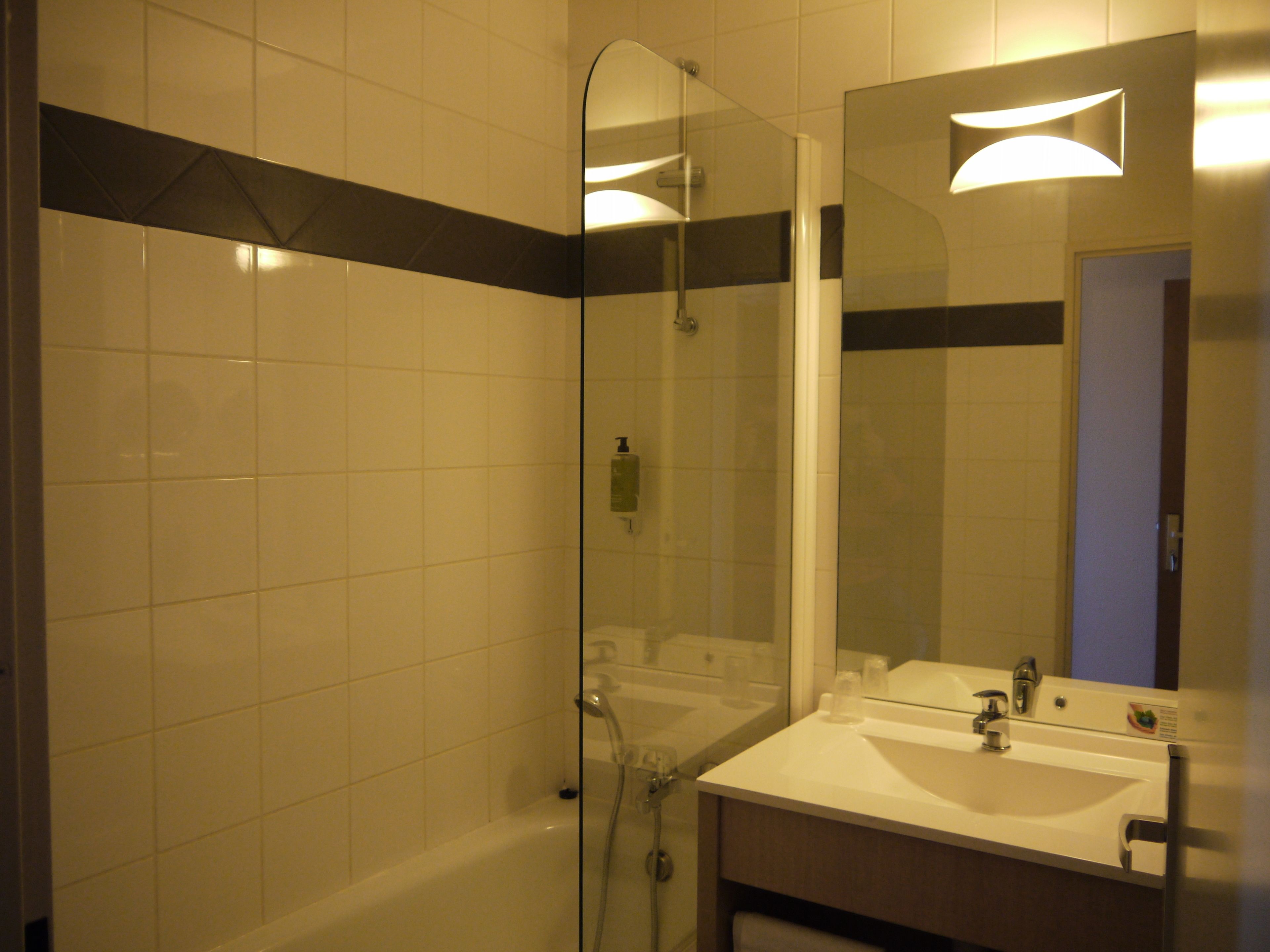 combined shower/bathtub, free toiletries, towels