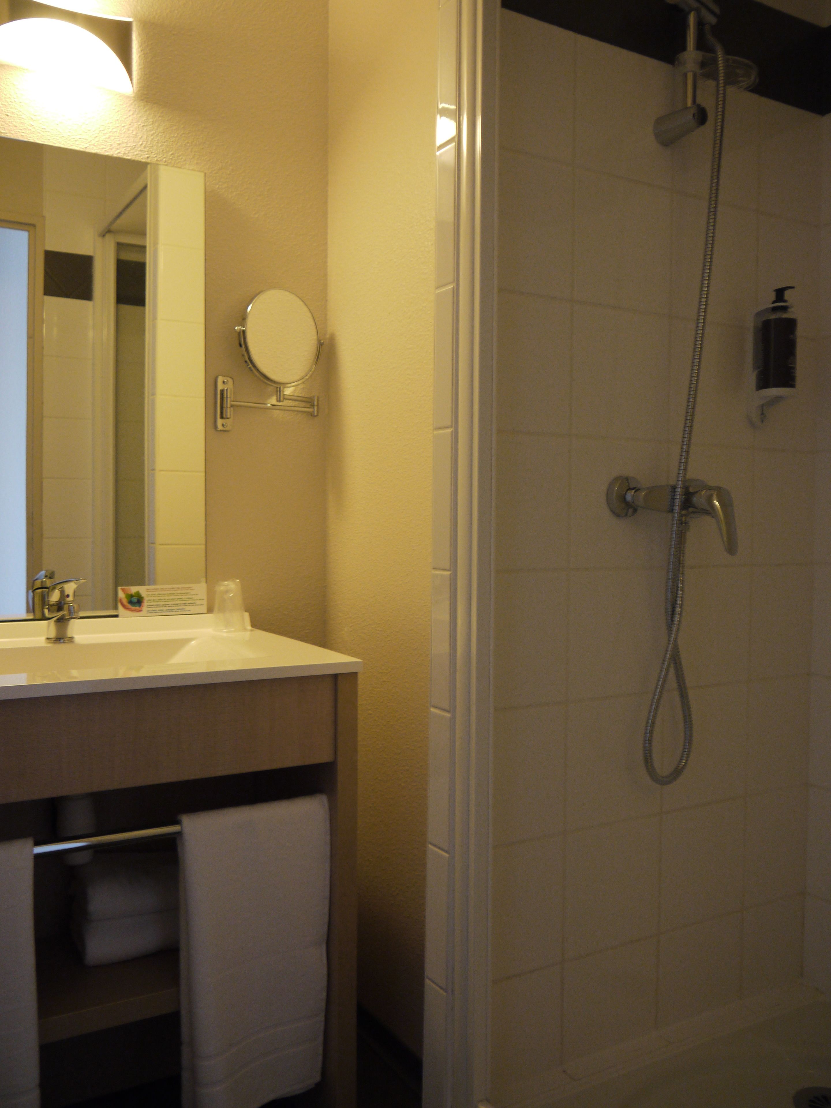 comfort double room | bathroom | combined shower/bathtub, free toiletries, towels