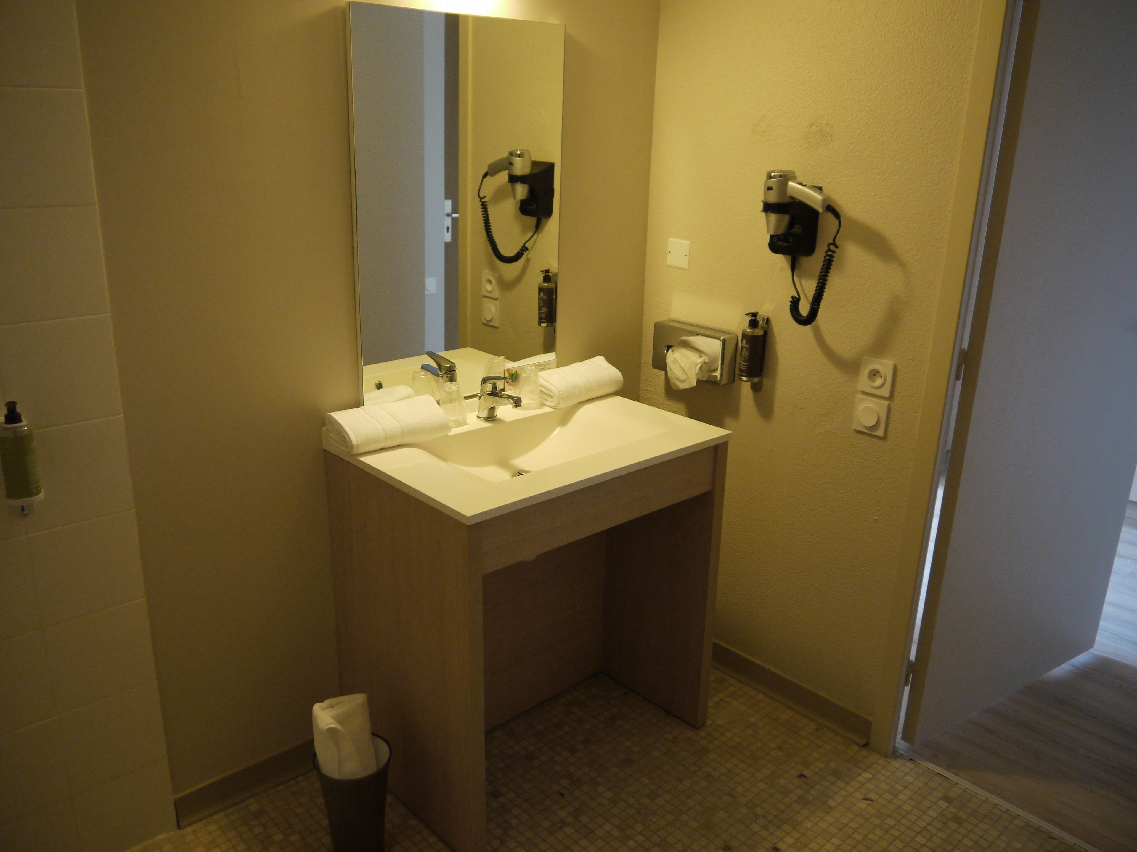 combined shower/bathtub, free toiletries, towels
