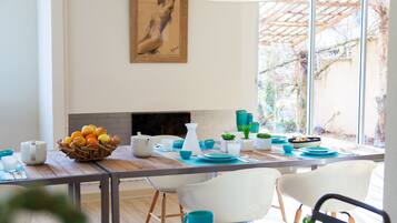 Continental breakfast on weekdays (EUR 9.80 per person)