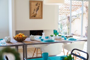 Daily continental breakfast (EUR 9.80 per person)