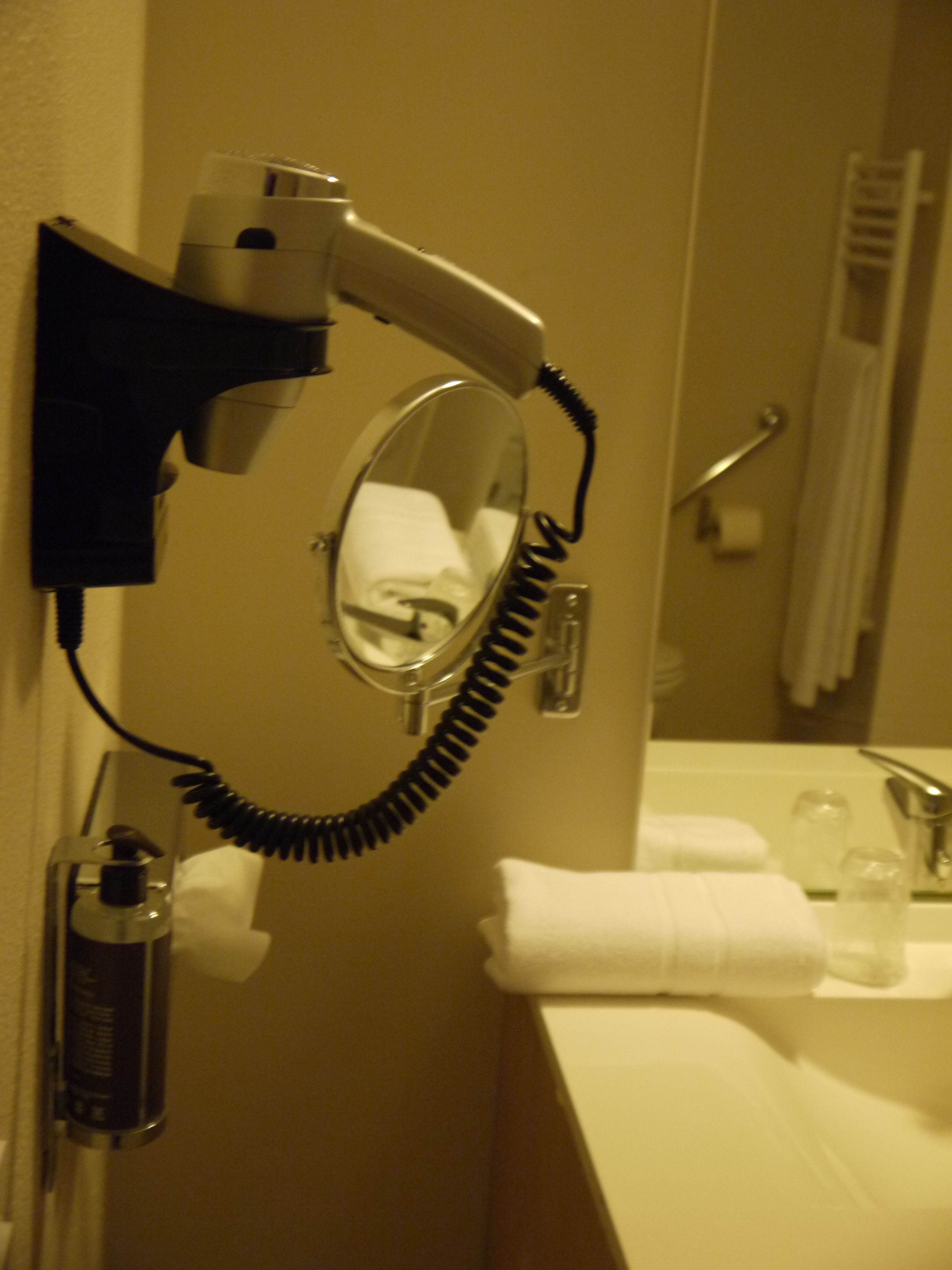 combined shower/bathtub, free toiletries, towels