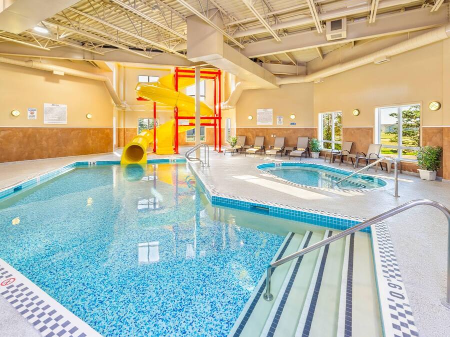 Alberca techada y camastros