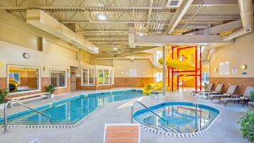 Piscine couverte, chaises longues