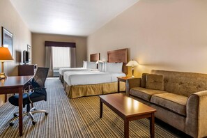 Pillowtop-patjalliset sängyt, työpöytä, pimennysverhot