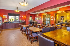 فطور كامل مجانًا يوميًا