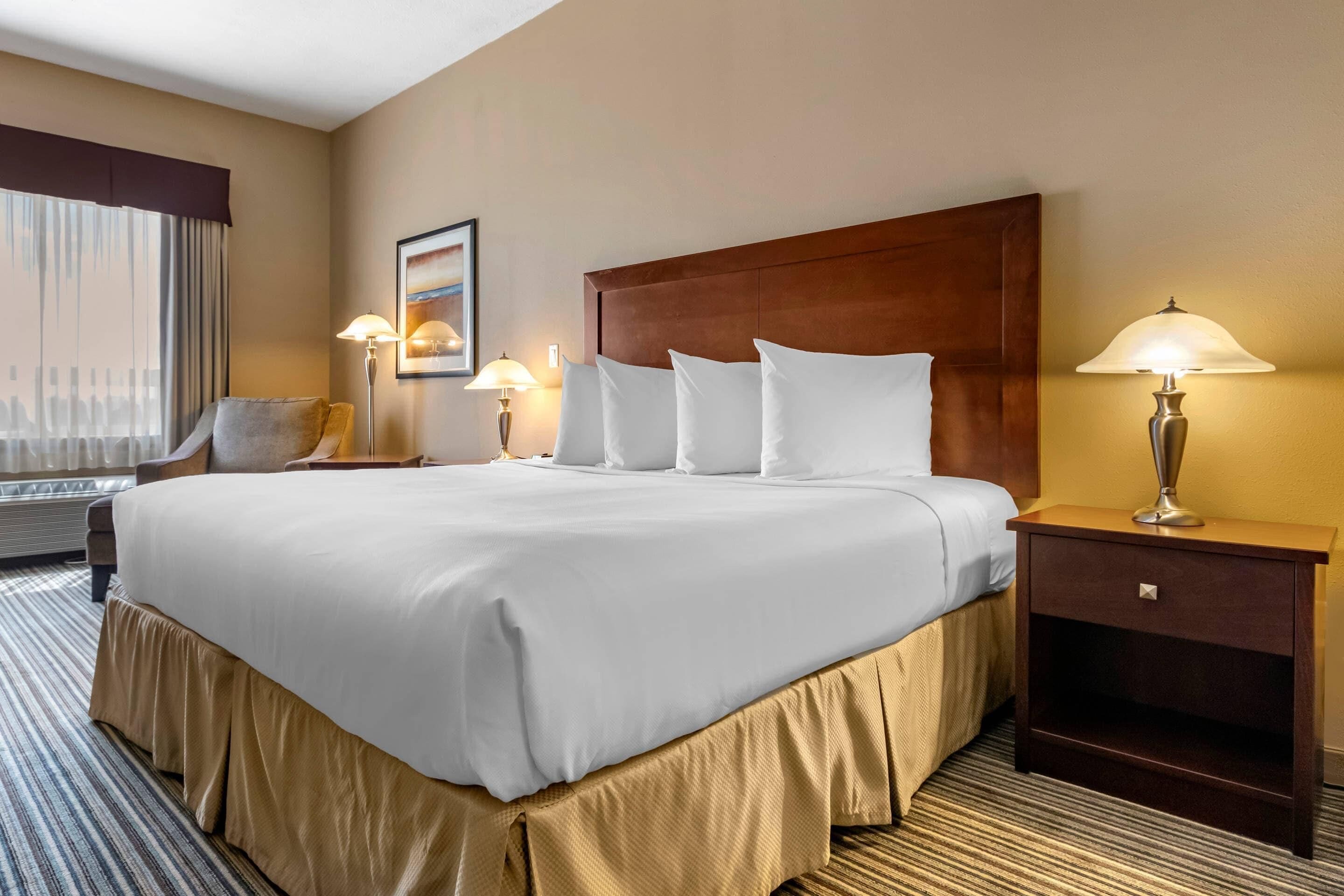 Colchones con acolchado adicional, escritorio, cortinas opacas