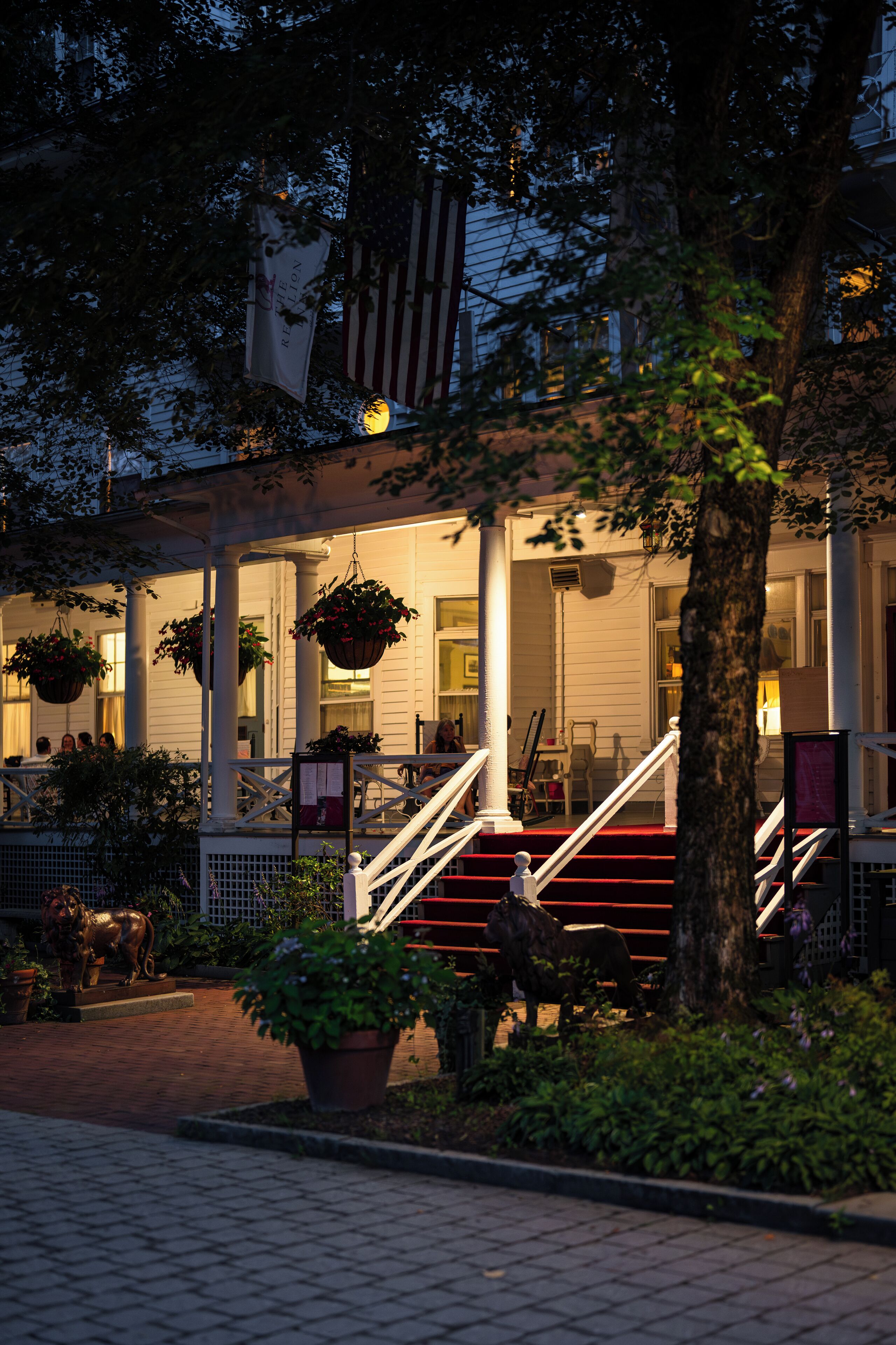 숙박 시설 정면 - 저녁/밤