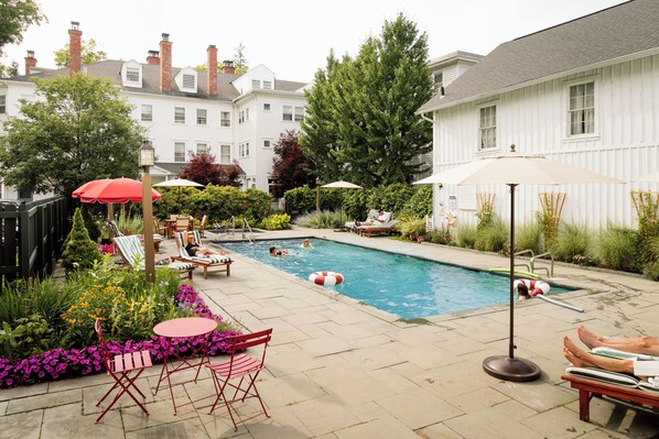 حمّام سباحة خارجي، مقاعد للتشمس