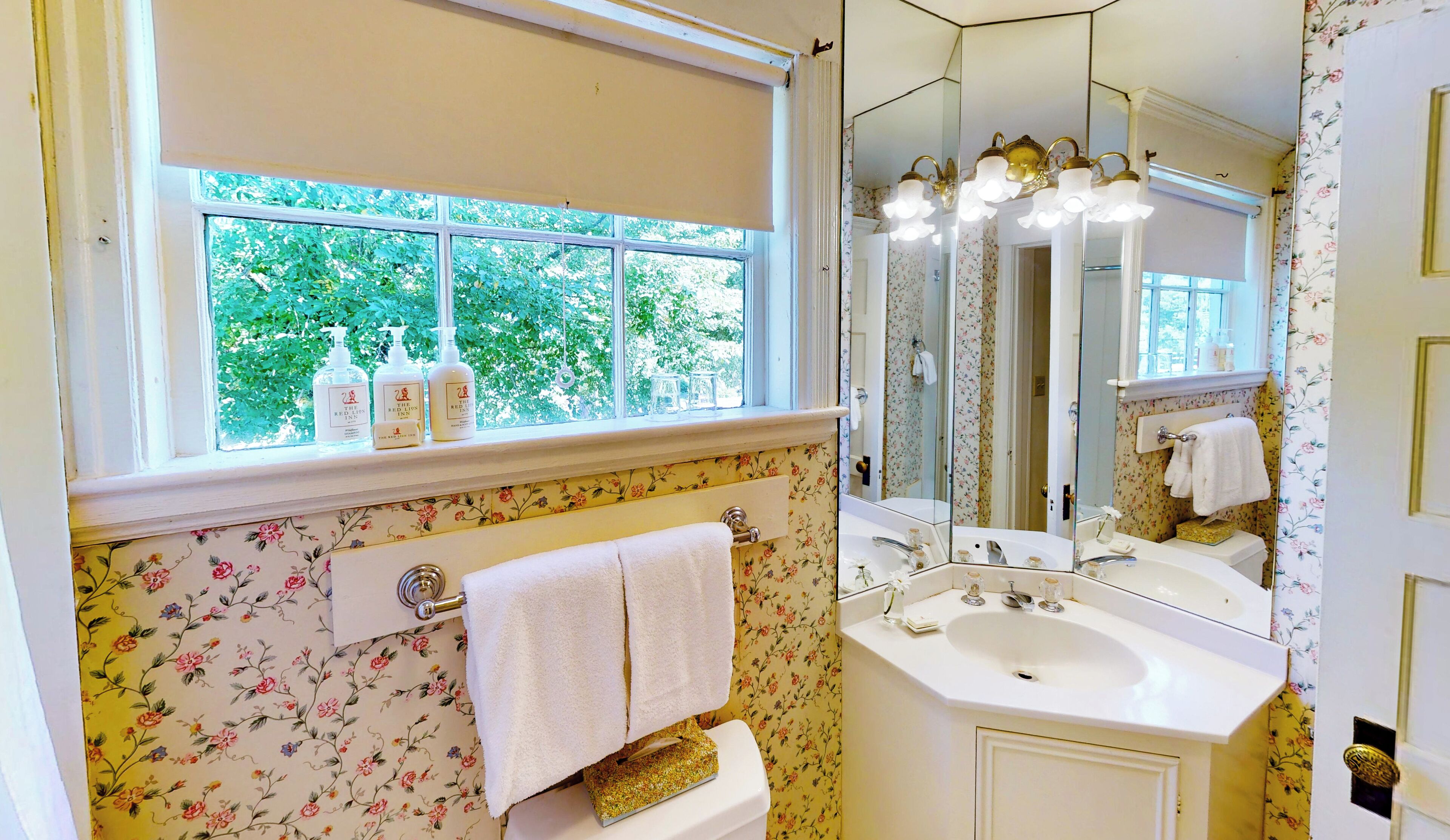 twin room (main inn) | bathroom | combined shower/bathtub, free toiletries, hair dryer, bathrobes