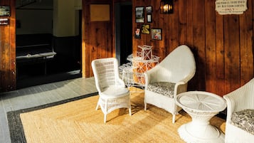 Piscine extérieure, chaises longues