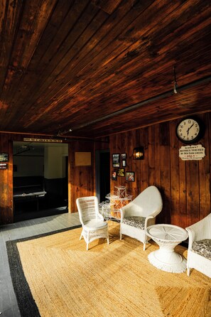 Una piscina al aire libre, sillones reclinables de piscina