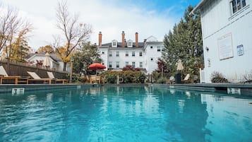Outdoor pool, pool loungers