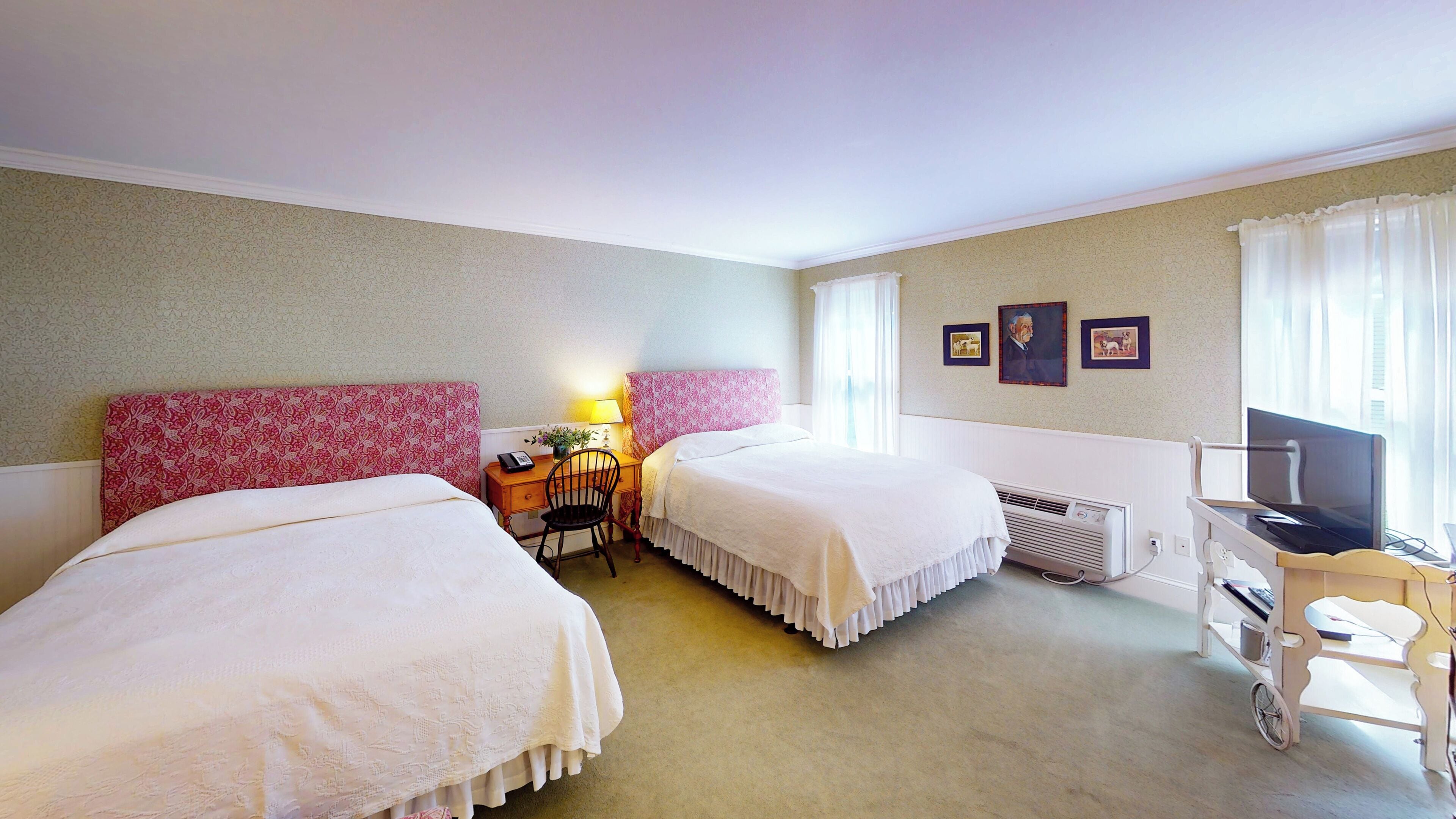 Habitación, 2 camas Queen size (Village) | Sábanas italianas Frette, ropa de cama hipoalergénica y escritorio 