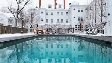 Ulkouima-allas, aurinkotuoleja