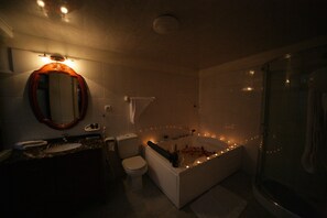 Junior Suite | Bathroom | Designer toiletries, hair dryer, bathrobes, slippers - Haimi Apartment Hotel (Addis Ababa)