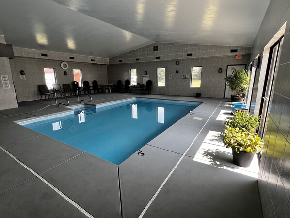 من حمّامات السباحة المغطاة