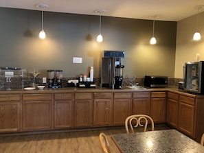 Café da manhã continental todos os dias (USD 0.5 por pessoa)