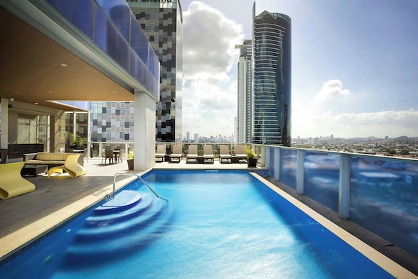 Piscine extérieure, parasols de plage, chaises longues