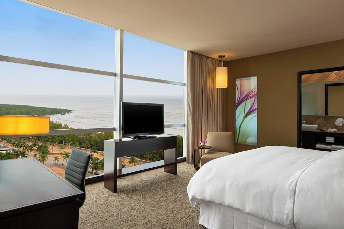 Deluxe Room, 1 King Bed | Premium bedding, pillow-top beds, minibar, in-room safe