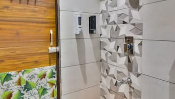 Deluxe Room | Bathroom | Shower, free toiletries, towels, soap