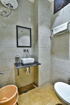 Deluxe Room | Bathroom | Shower, free toiletries, towels, soap