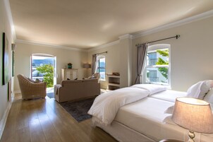 Suíte luxo, 1 quarto, sacada | Cofres nos quartos, individualmente decorados