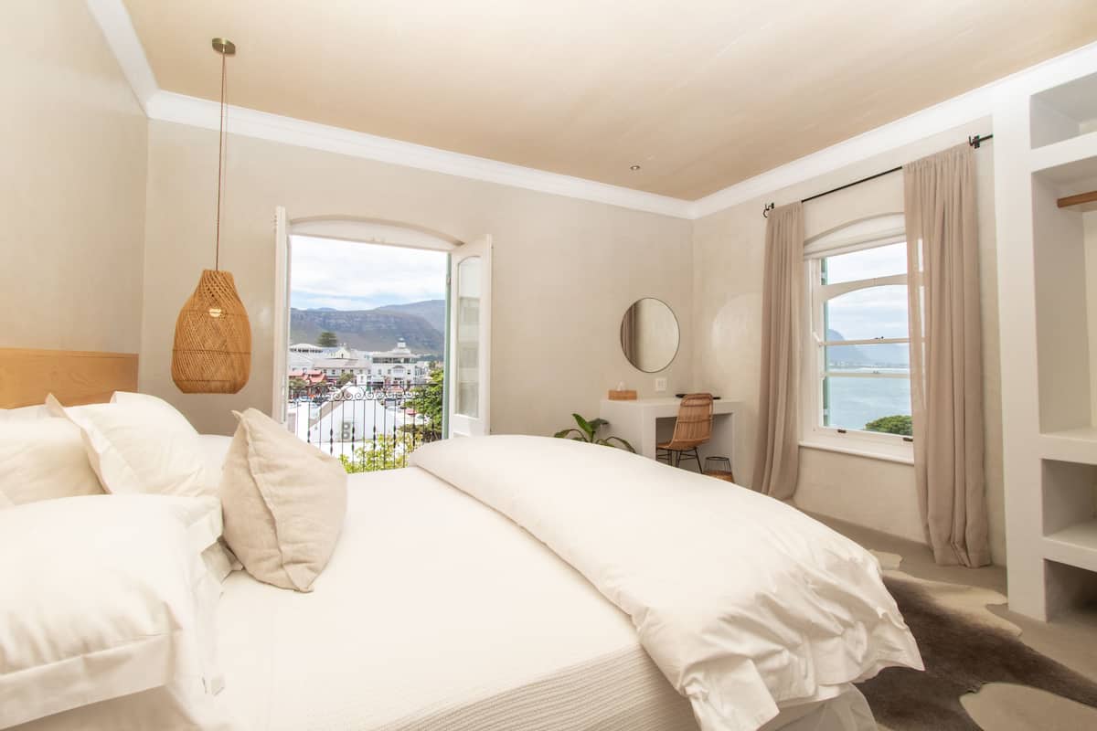 Luxe tweepersoonskamer, 1 slaapkamer, open haard, uitzicht op zee | Een kluis op de kamer, individueel gedecoreerd, individueel gemeubileerd